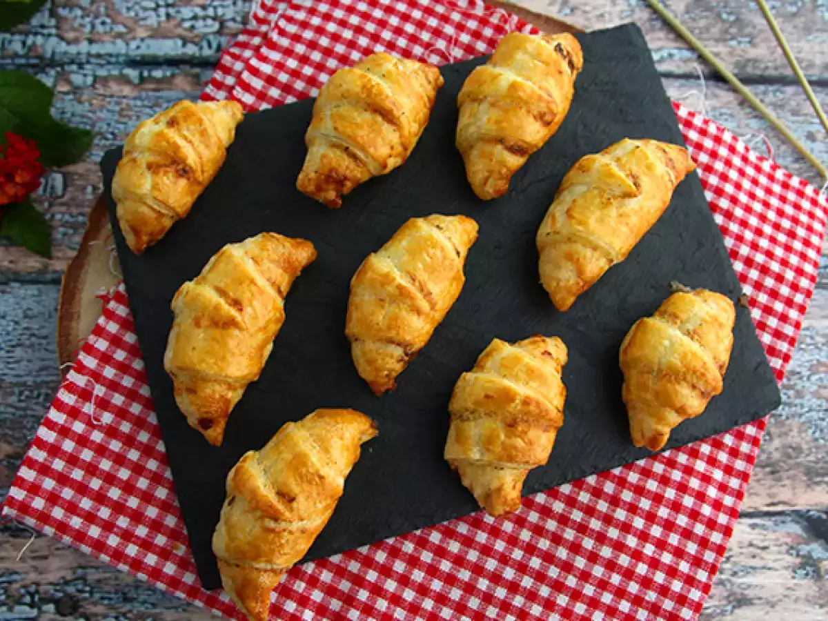 Leveles tésztás croissant sonkával és fromage frais-val