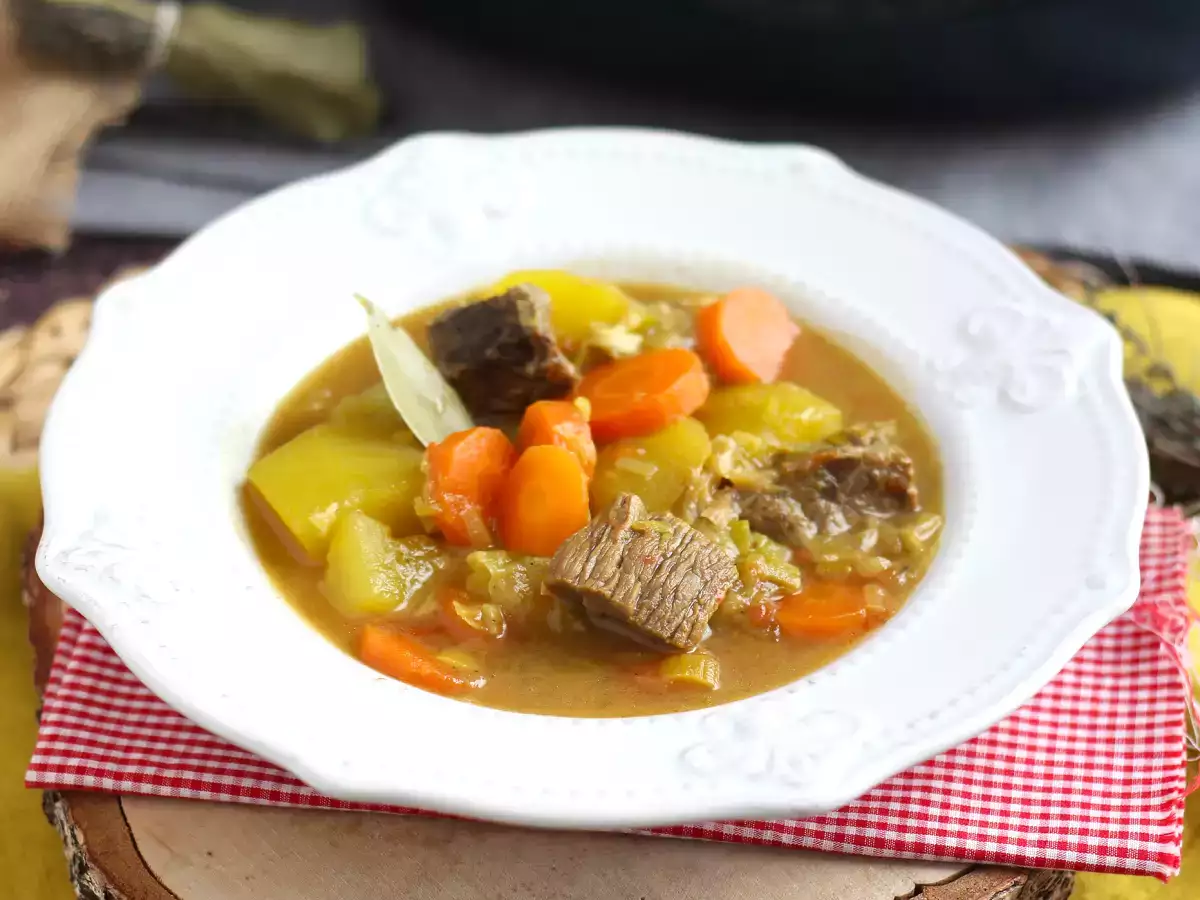 Marhahús és burgonyapörkölt egy nyomástartó edényben