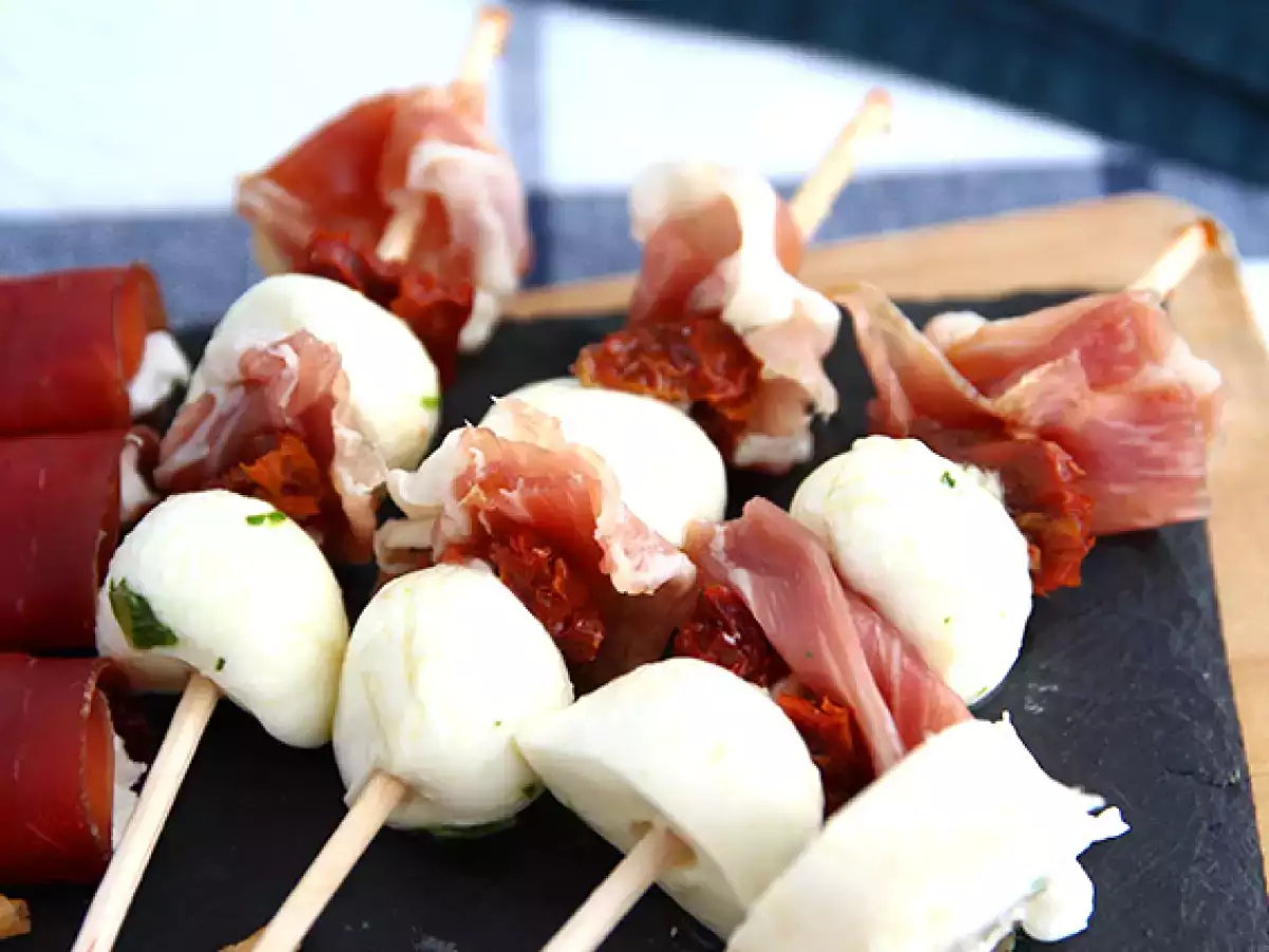 Mozzarella, pácolt sonka és aszalt paradicsomos aperitif kebabok - fotó 2