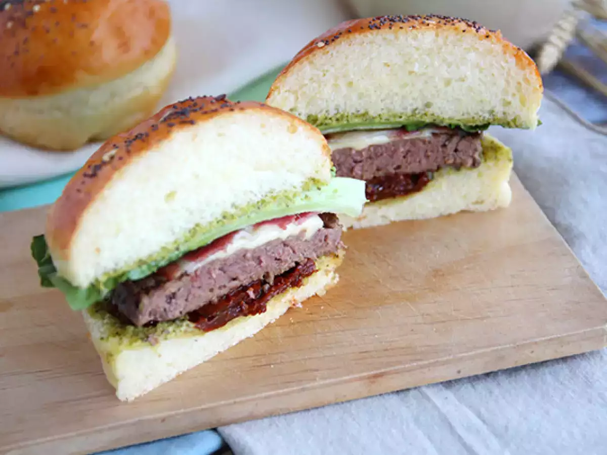 Olasz stílusú burger: pesto szósz, napon szárított paradicsom, mozzarella - fotó 2