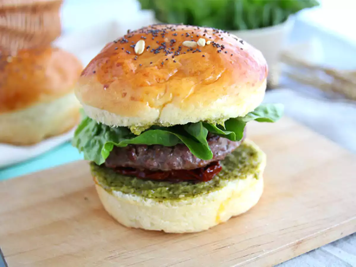 Olasz stílusú burger: pesto szósz, napon szárított paradicsom, mozzarella - fotó 3