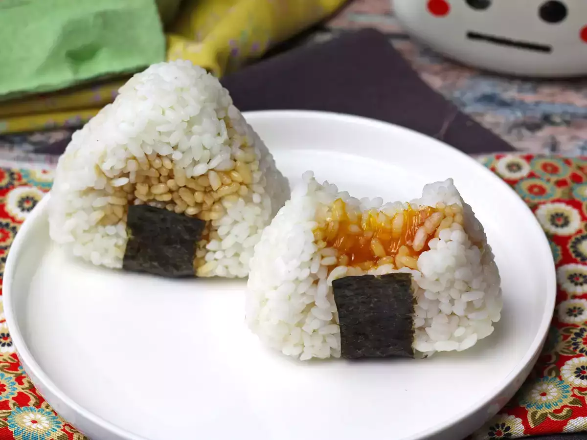Onigiri szójaszószban tartósított tojássárgájával - fotó 2