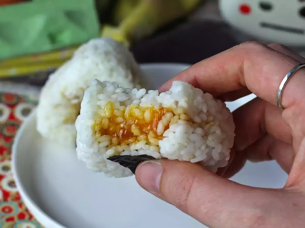 Onigiri szójaszószban tartósított tojássárgájával - fotó 3