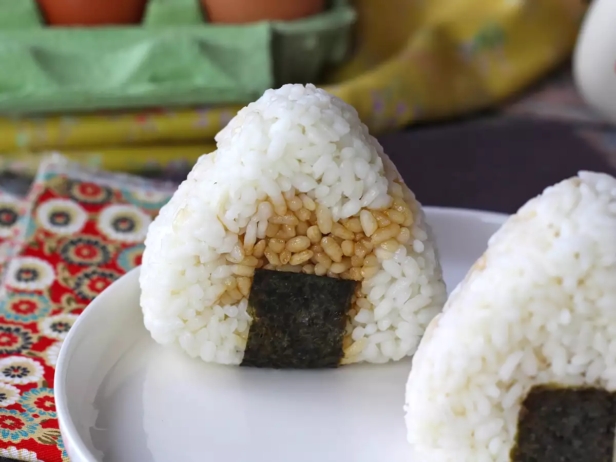Onigiri szójaszószban tartósított tojássárgájával - fotó 6