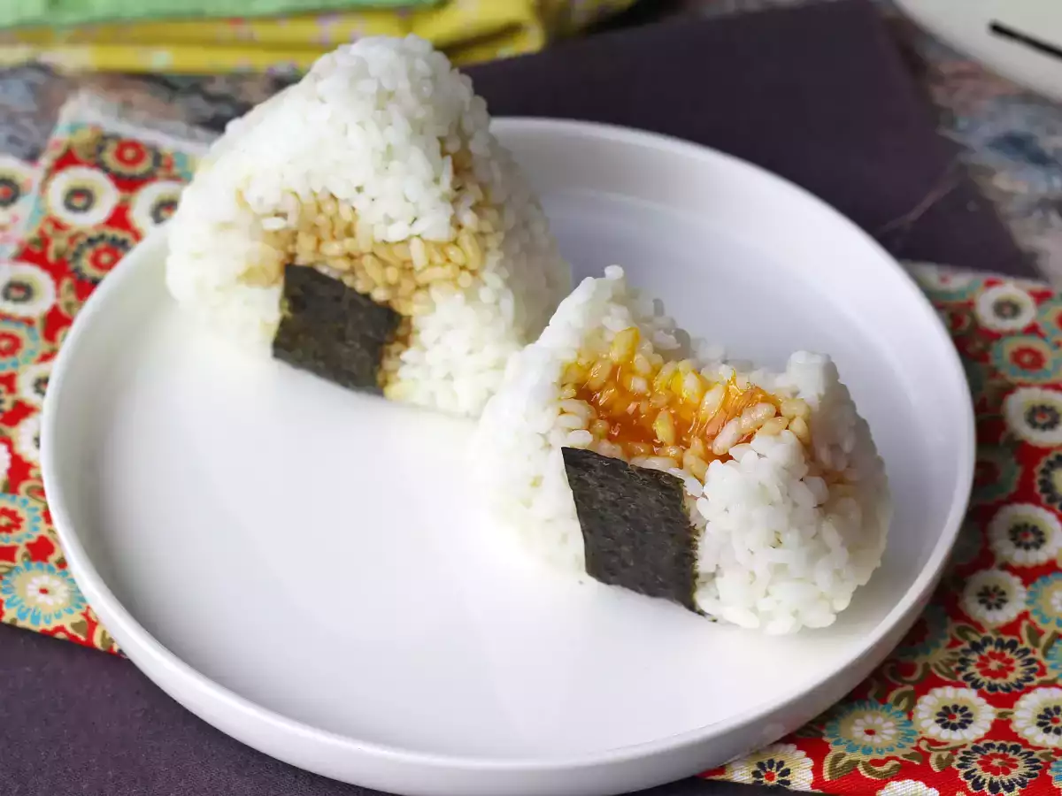 Onigiri szójaszószban tartósított tojássárgájával - fotó 8