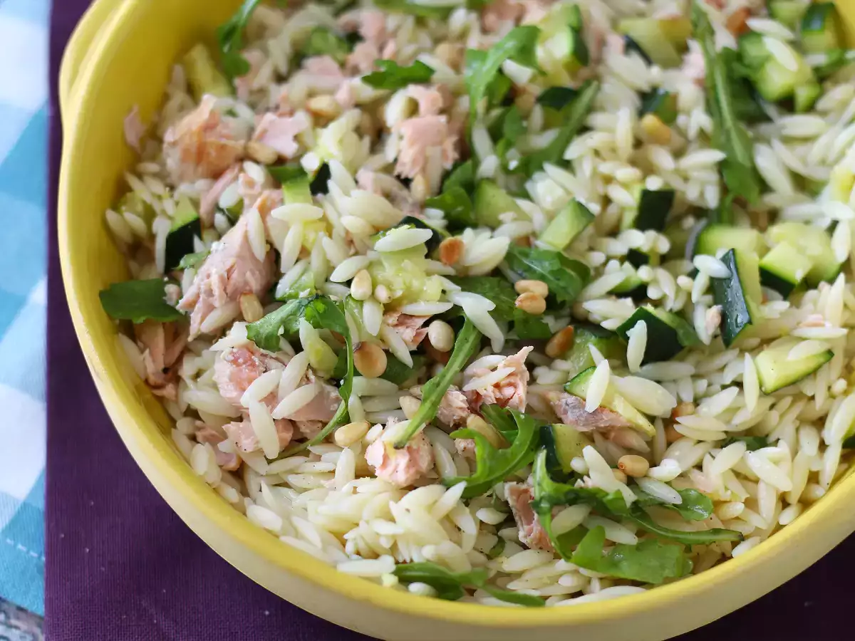 Orzo tésztasaláta lazaccal és cukkinivel - fotó 2