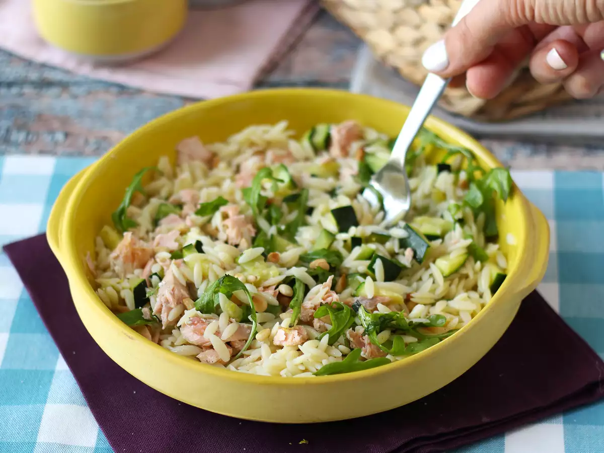 Orzo tésztasaláta lazaccal és cukkinivel - fotó 7