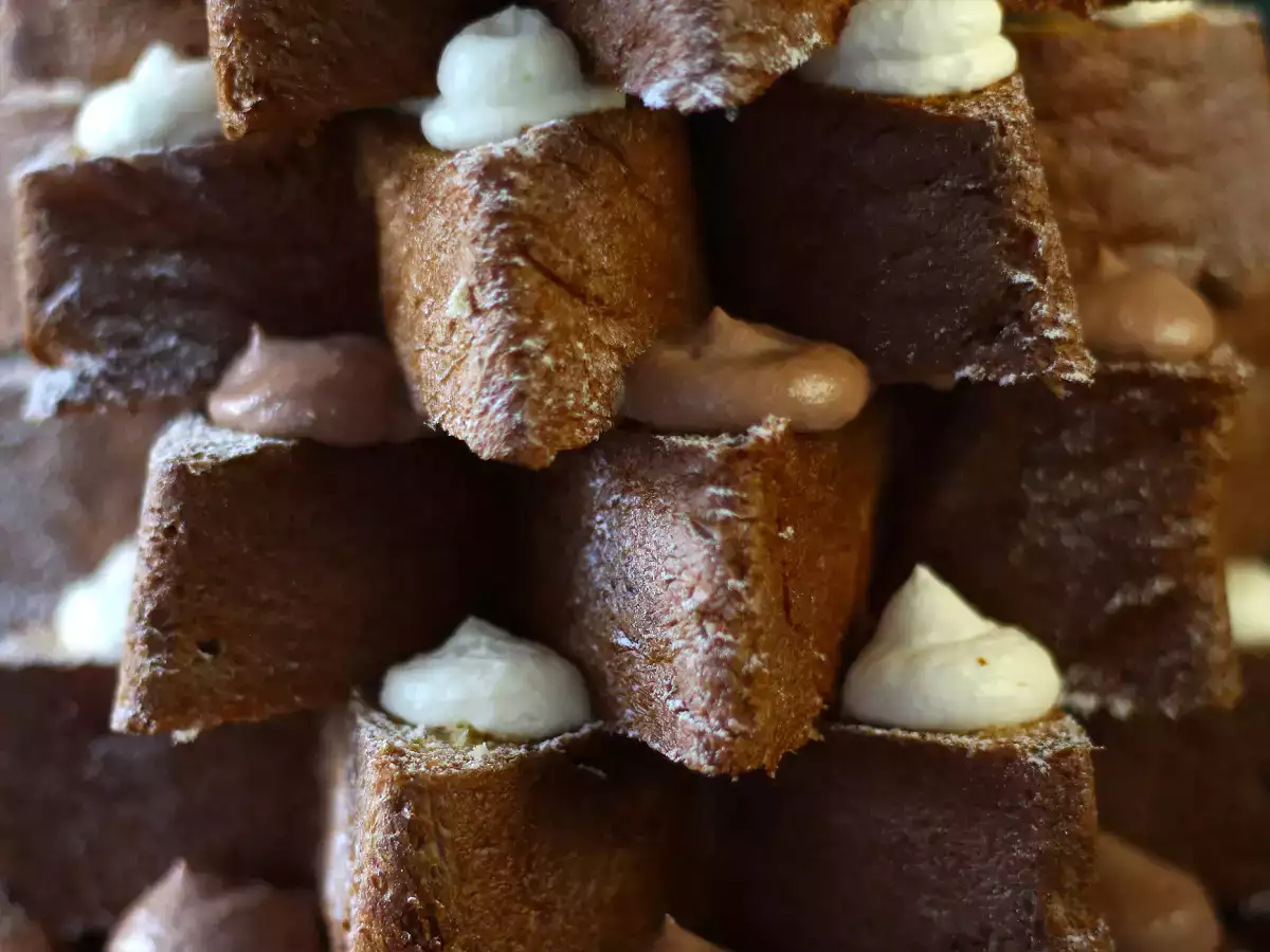 Pandoro briós, Nutella krémmel és vaníliakrémmel töltve, karácsonyfa alakban - fotó 2
