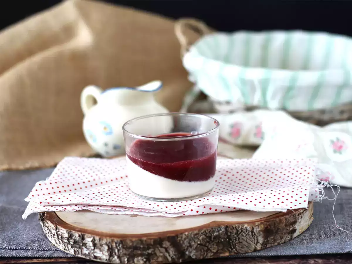 Panna cotta bogyós gyümölcsös coulis-szal