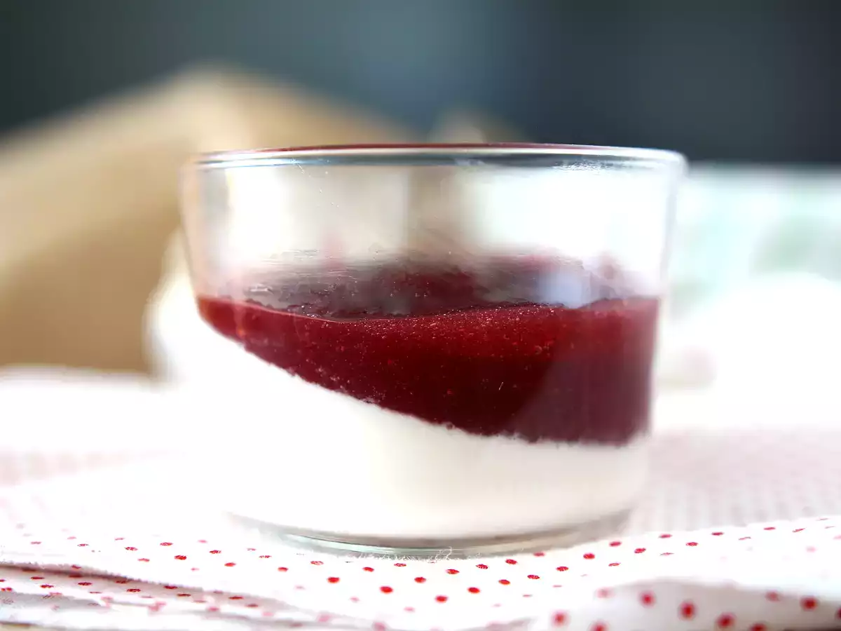 Panna cotta bogyós gyümölcsös coulis-szal - fotó 2