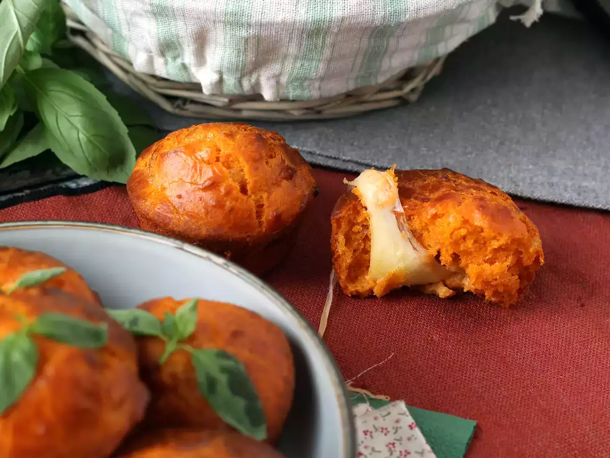 Paradicsomos muffinok olvadó mozzarella szívvel - fotó 2