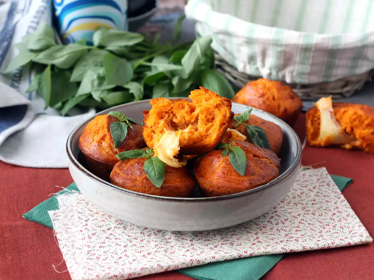 Paradicsomos muffinok olvadó mozzarella szívvel - fotó 4