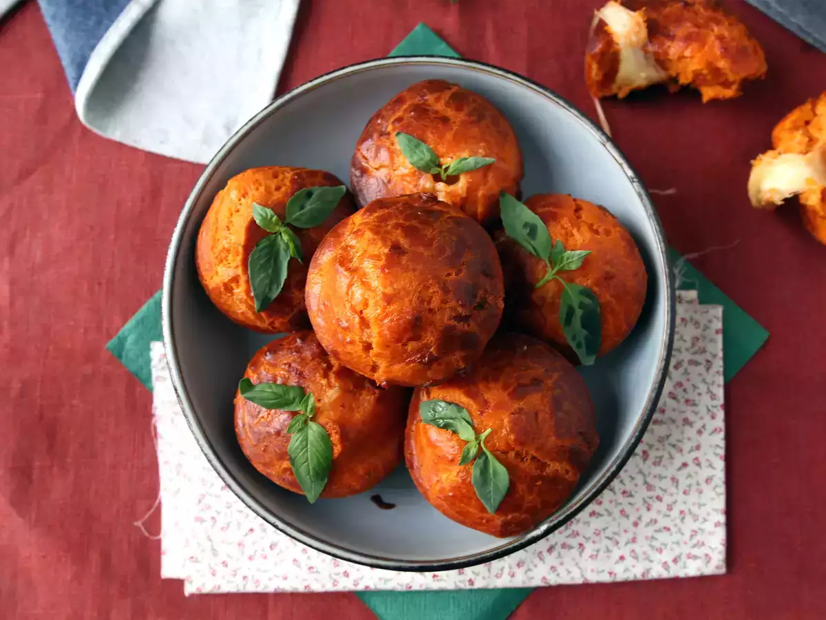 Paradicsomos muffinok olvadó mozzarella szívvel - fotó 5