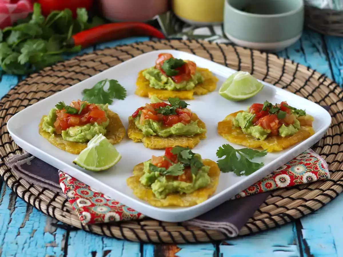 Patacones, kolumbiai plantain pirítós guacamole-val és paradicsommal - fotó 2