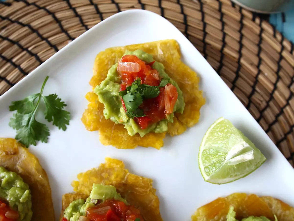 Patacones, kolumbiai plantain pirítós guacamole-val és paradicsommal - fotó 3