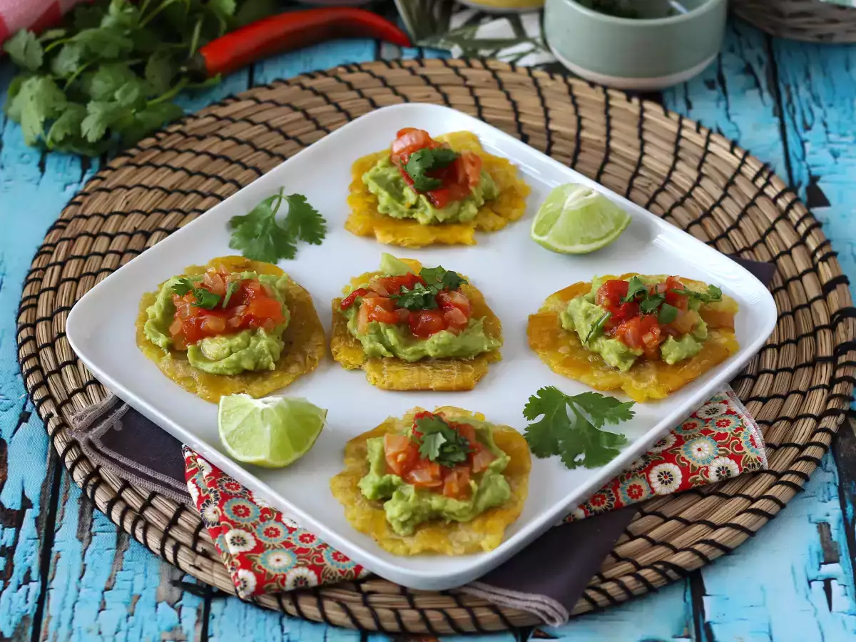 Patacones, kolumbiai plantain pirítós guacamole-val és paradicsommal - fotó 4