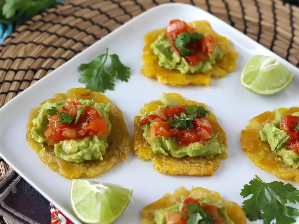 Patacones, kolumbiai plantain pirítós guacamole-val és paradicsommal - fotó 5