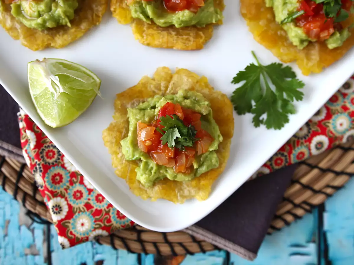 Patacones, kolumbiai plantain pirítós guacamole-val és paradicsommal - fotó 6