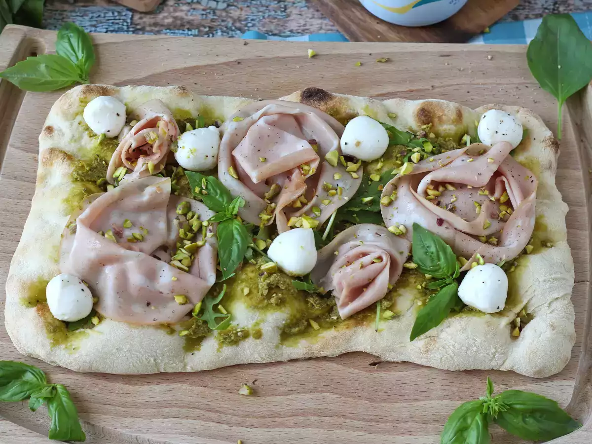 Pinsa pestóval és mortadellával, 10 perc alatt kész! - fotó 2