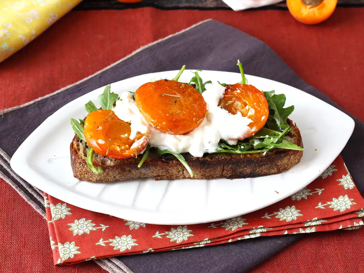 Pirított sárgabarack, rukkola és burrata pirítóson - fotó 3
