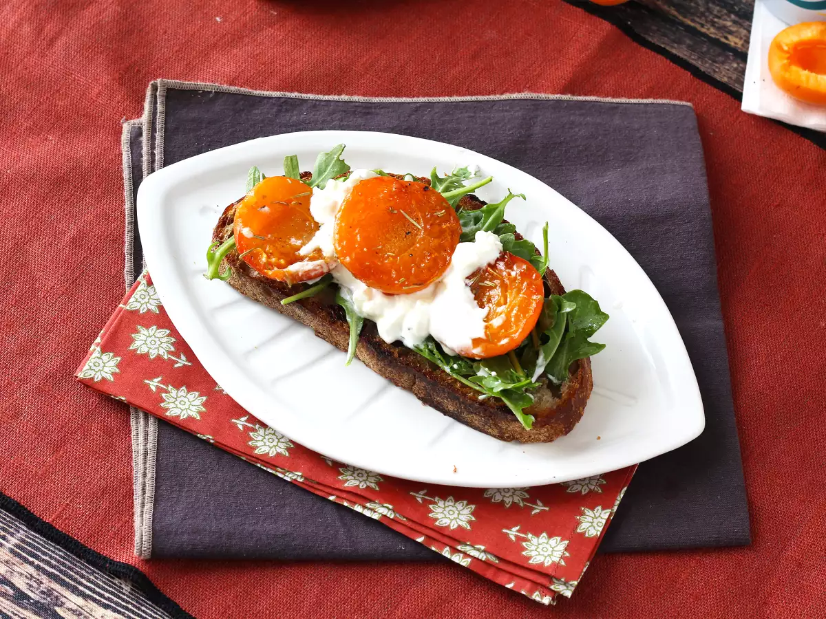 Pirított sárgabarack, rukkola és burrata pirítóson - fotó 4