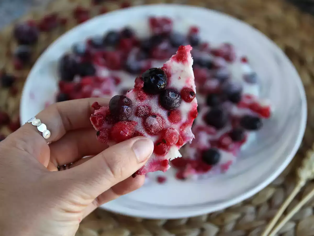 Piros gyümölcsös fagyasztott joghurt szelet
