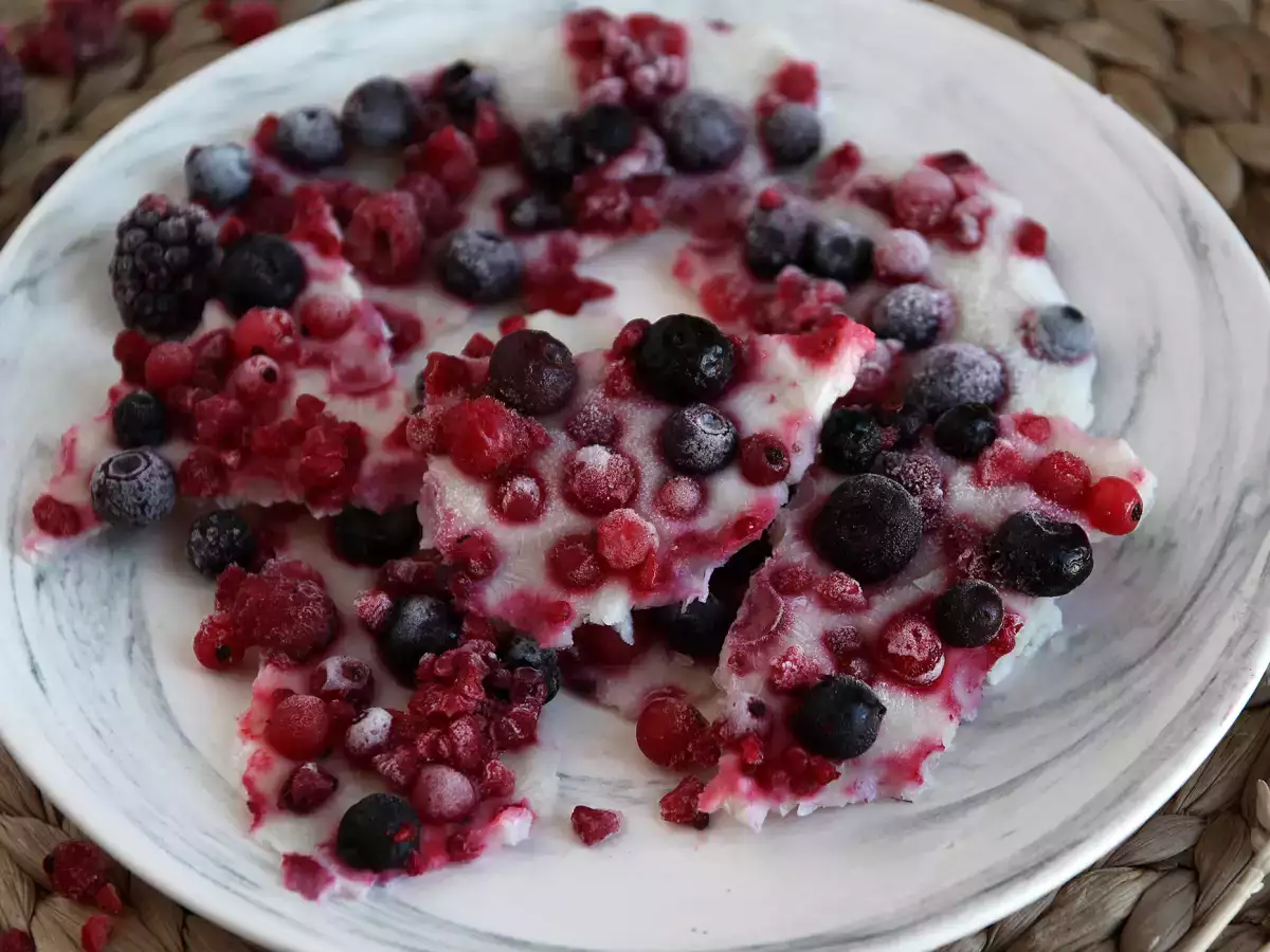Piros gyümölcsös fagyasztott joghurt szelet - fotó 2