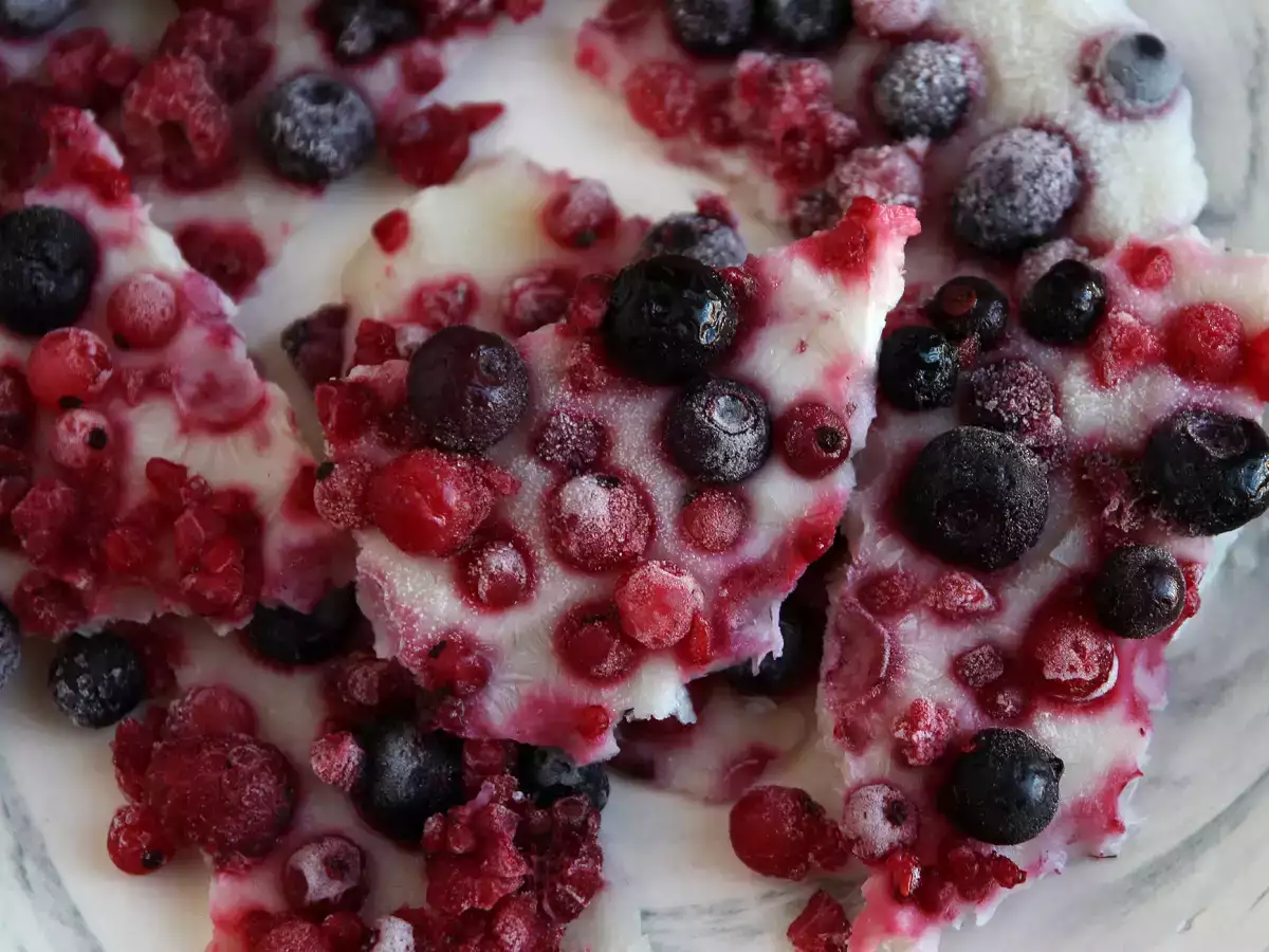 Piros gyümölcsös fagyasztott joghurt szelet - fotó 3