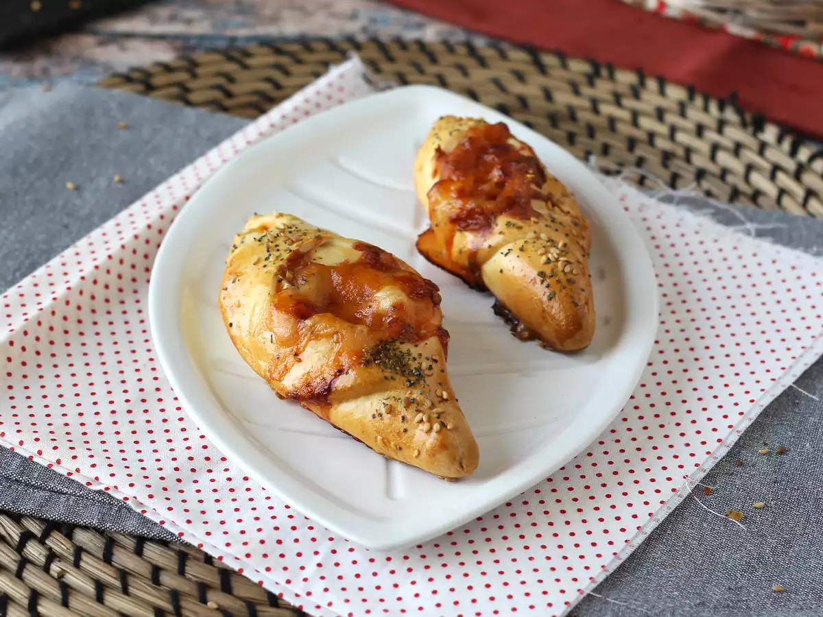 Pizzaszerű csónakos tekercsek paradicsommal, sonkával és mozzarella mártással töltve - fotó 2
