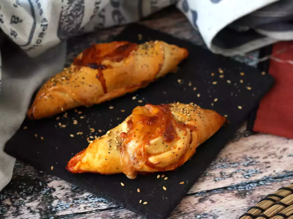 Pizzaszerű csónakos tekercsek paradicsommal, sonkával és mozzarella mártással töltve - fotó 3
