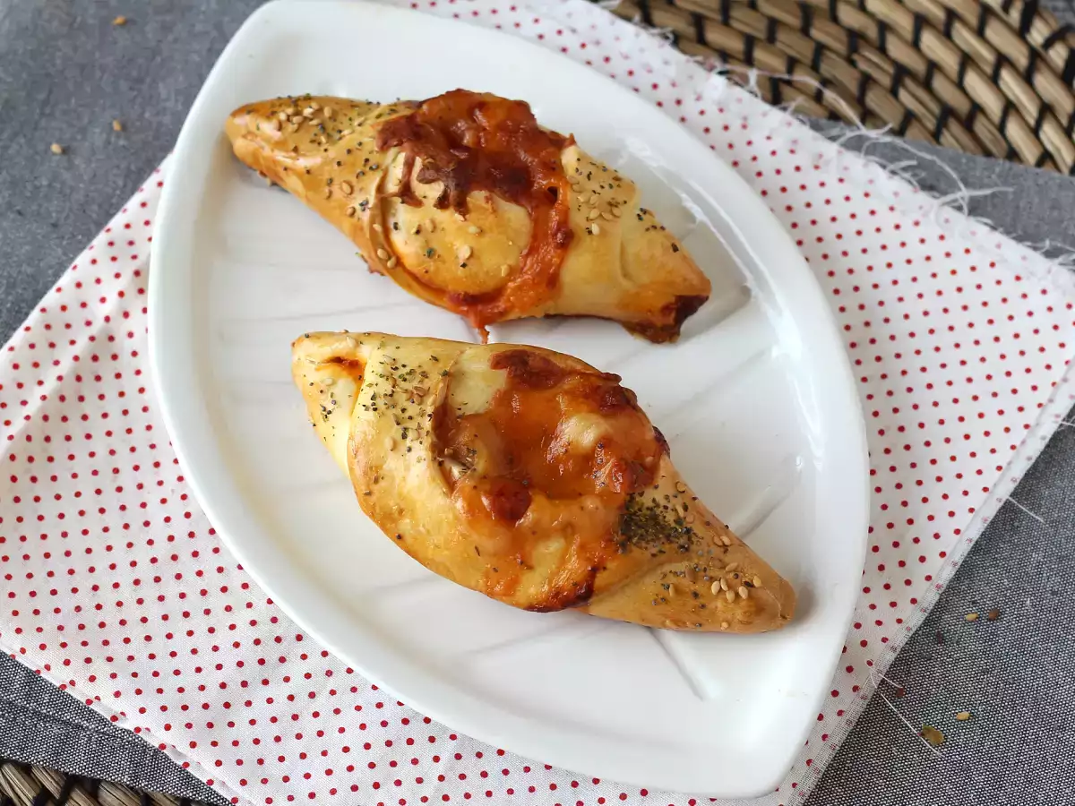 Pizzaszerű csónakos tekercsek paradicsommal, sonkával és mozzarella mártással töltve - fotó 4