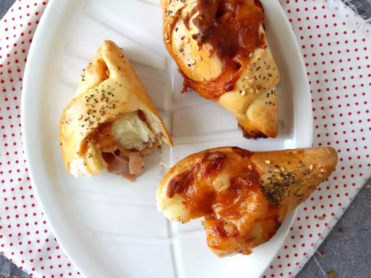 Pizzaszerű csónakos tekercsek paradicsommal, sonkával és mozzarella mártással töltve - fotó 5