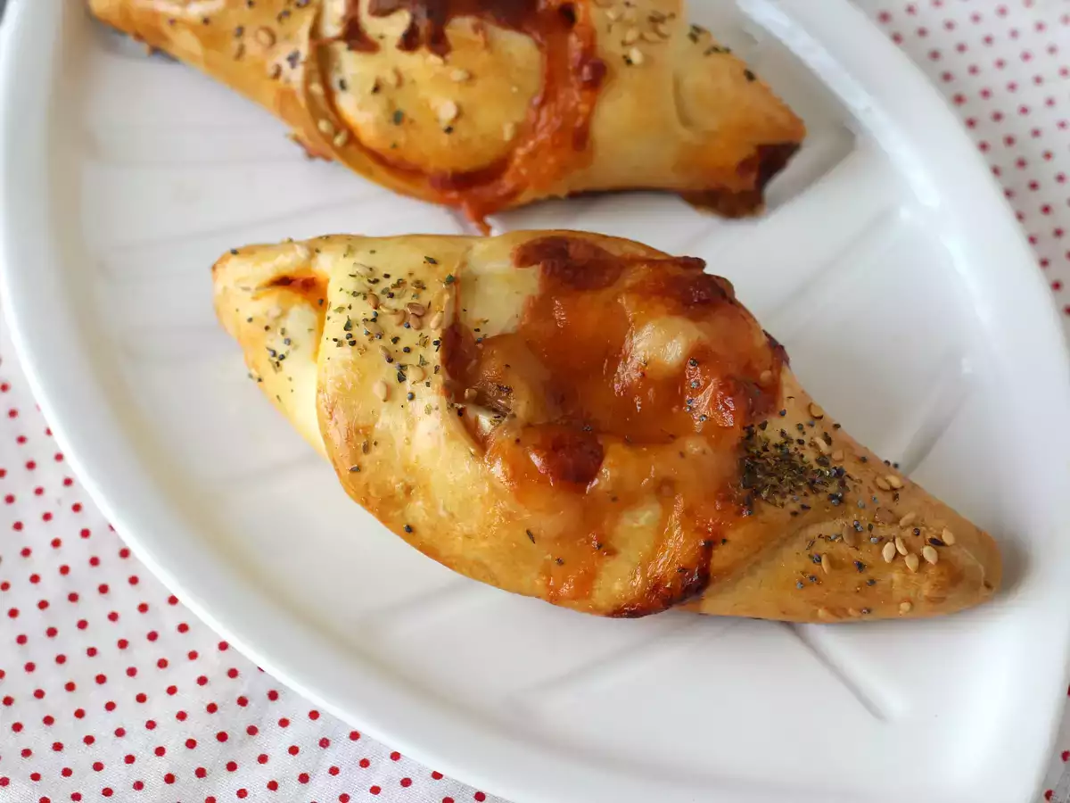 Pizzaszerű csónakos tekercsek paradicsommal, sonkával és mozzarella mártással töltve - fotó 6