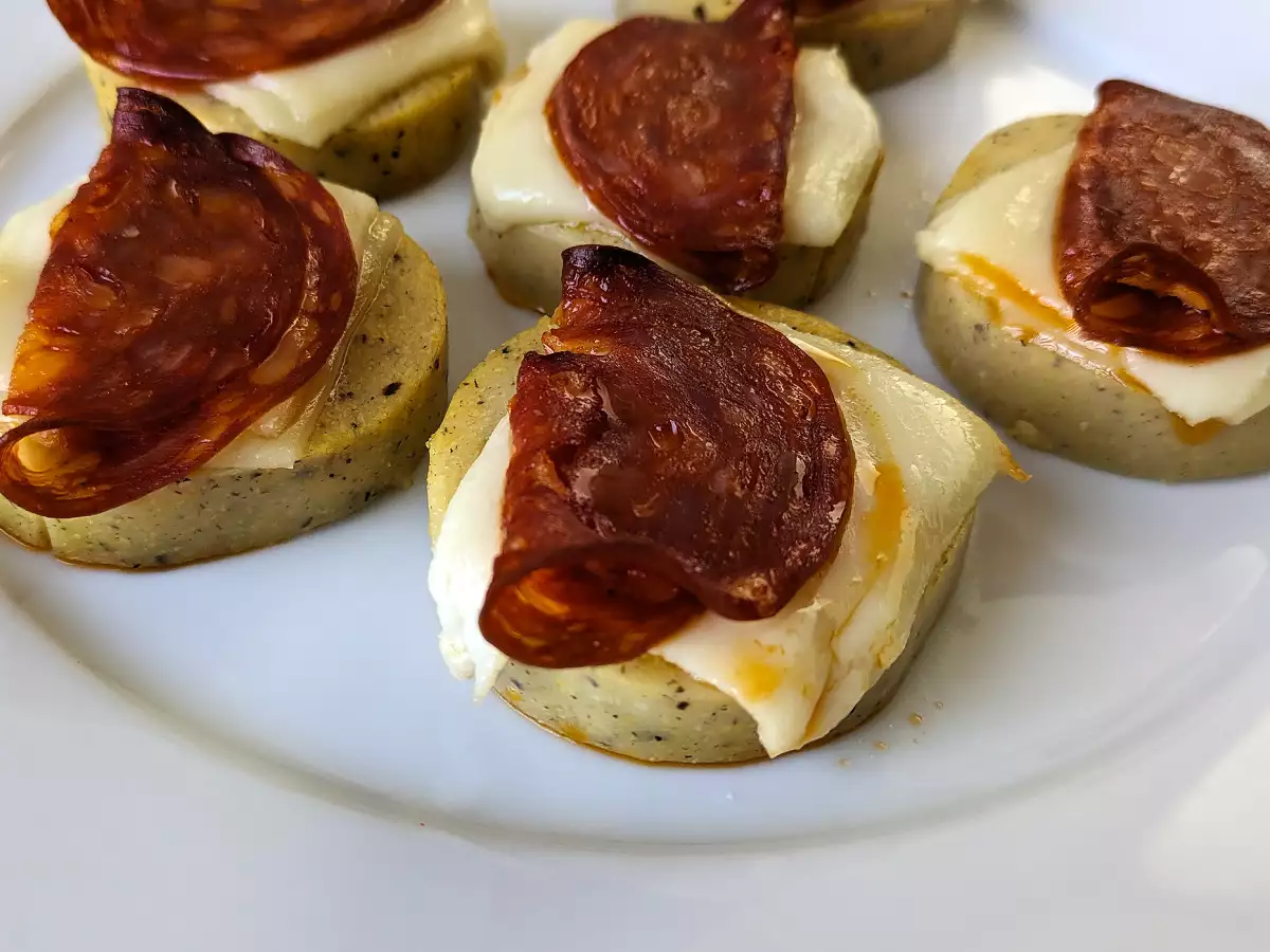 Polenta crostini scamorza sajttal és pepperonival - fotó 2