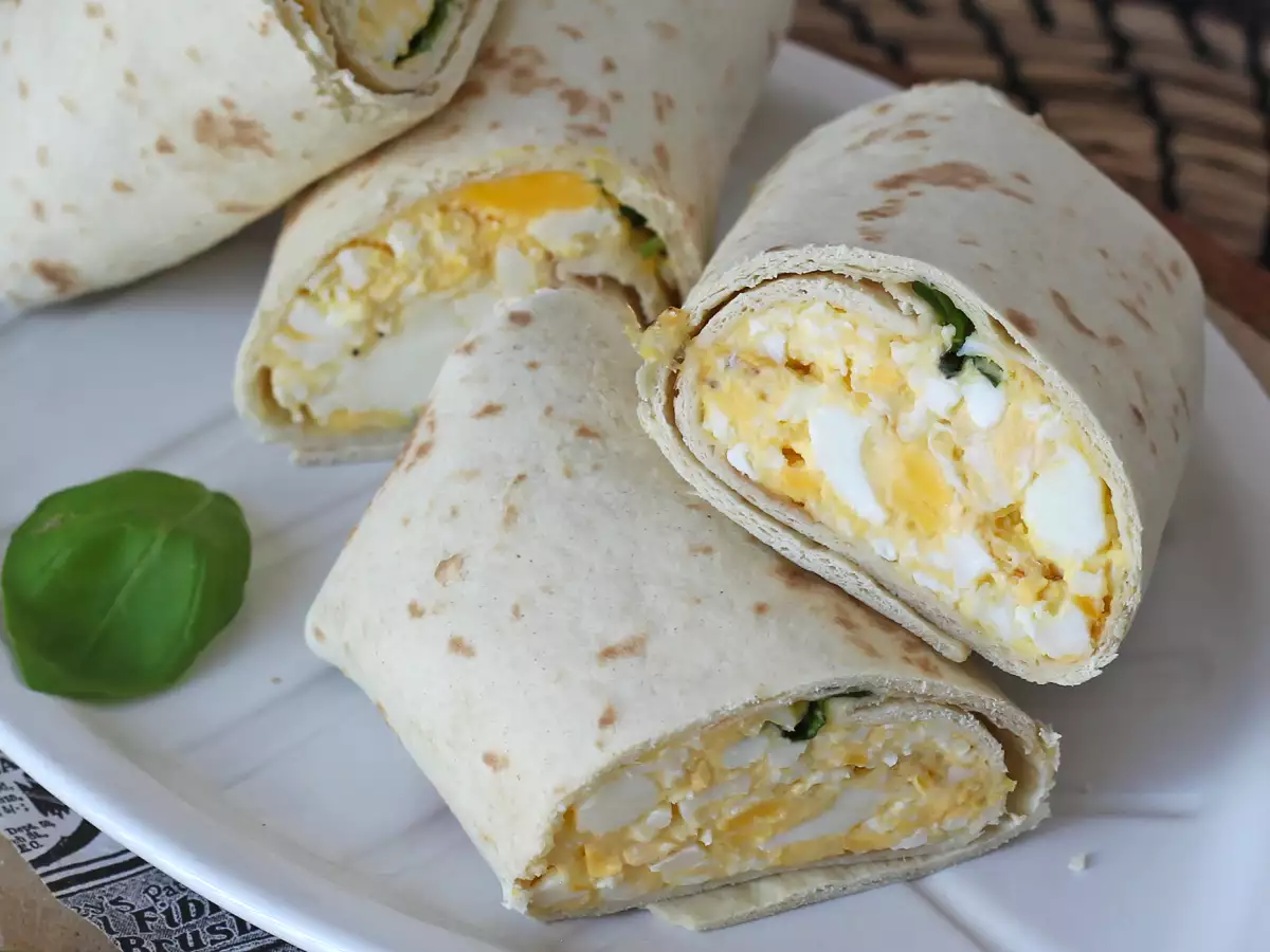 Puha és szuper fehérjével dúsított tojás és feta wrap - fotó 4