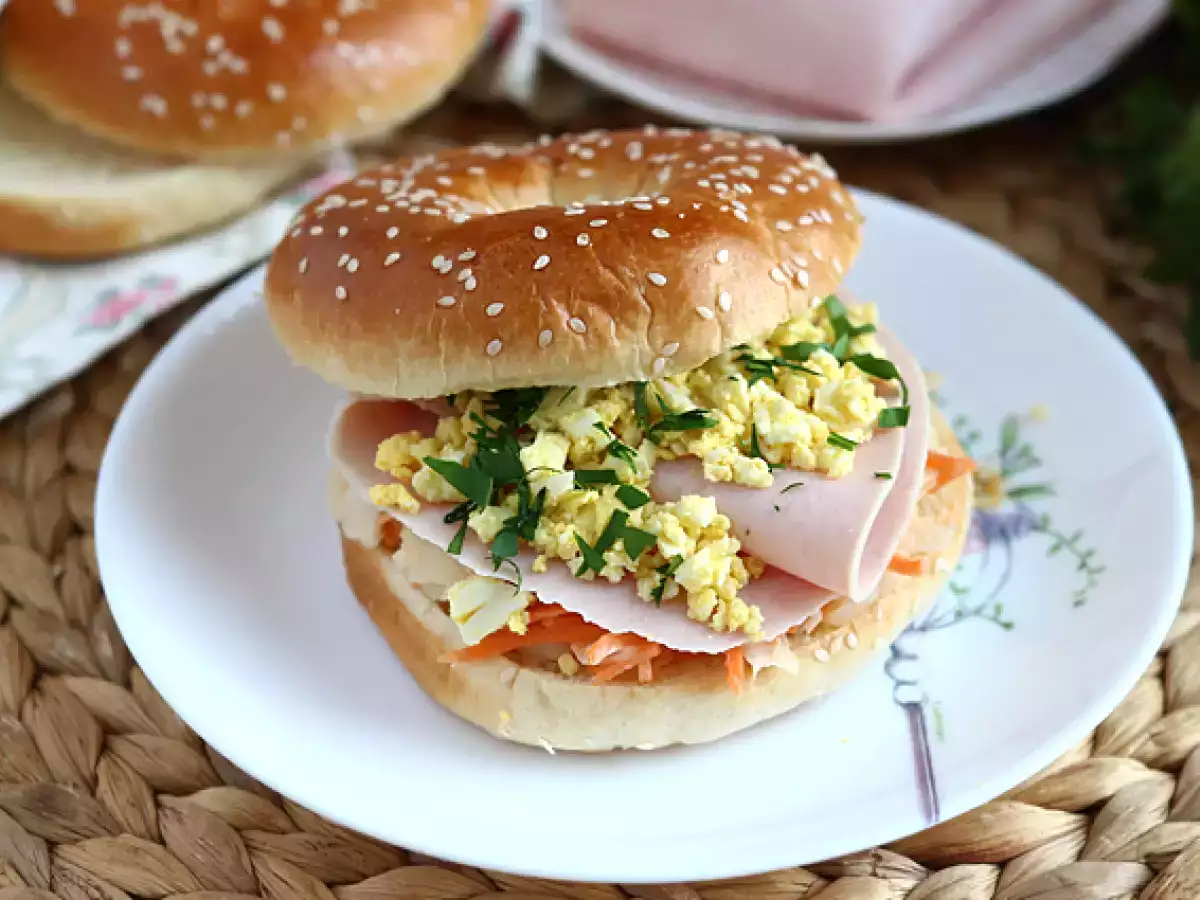 Pulykás bagel szendvics, káposztasaláta, keményre főtt tojás