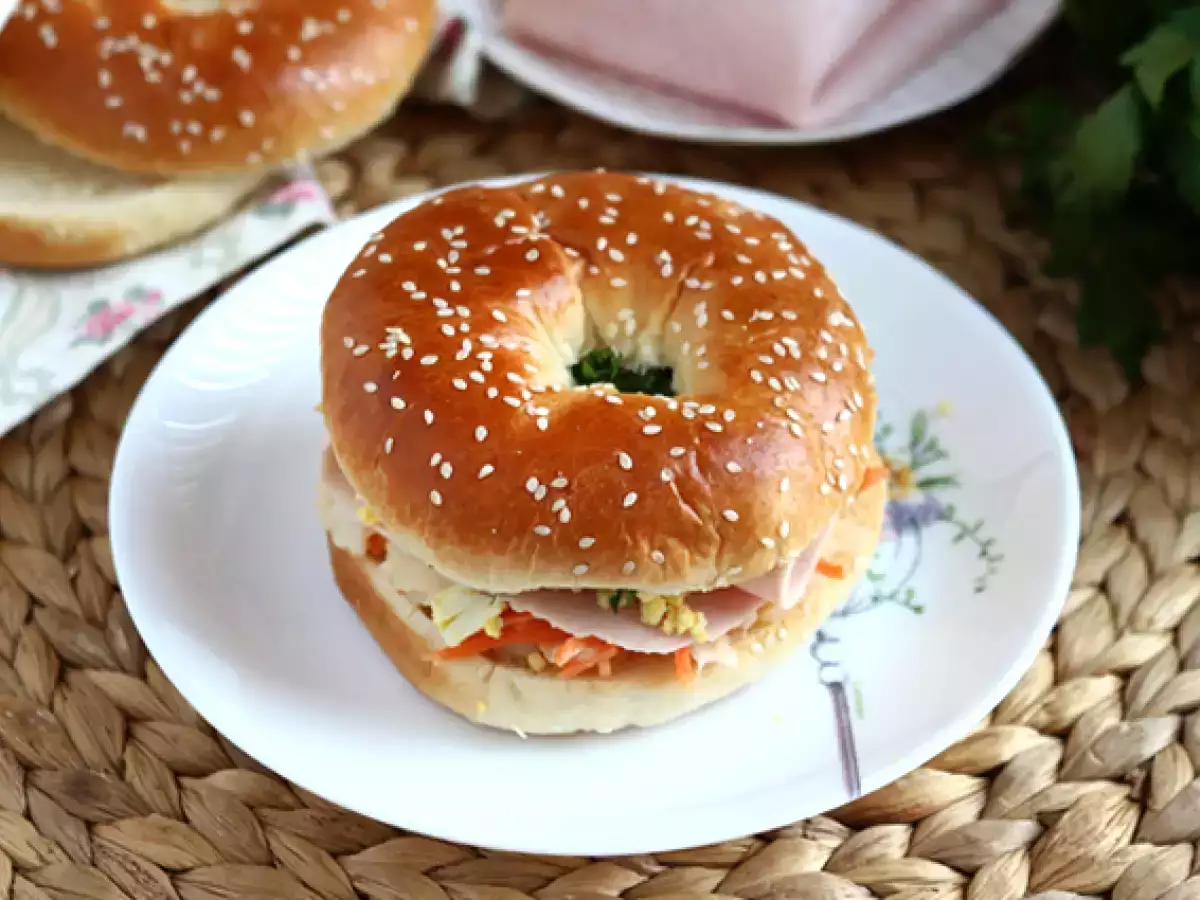 Pulykás bagel szendvics, káposztasaláta, keményre főtt tojás - fotó 2