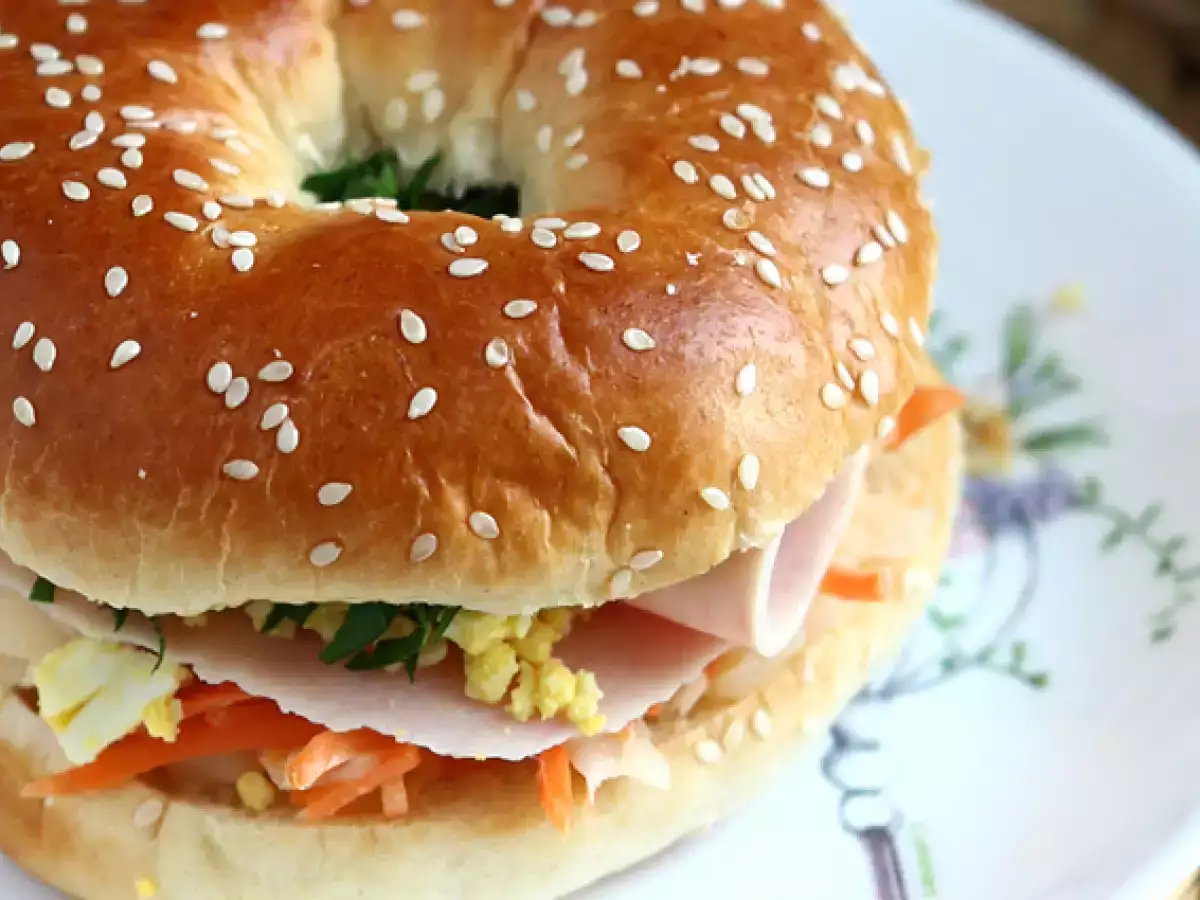 Pulykás bagel szendvics, káposztasaláta, keményre főtt tojás - fotó 3