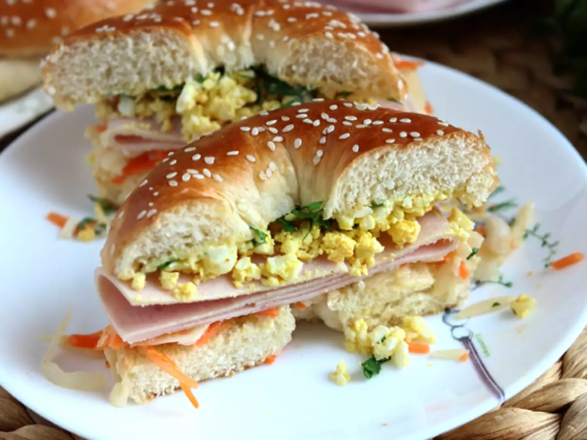 Pulykás bagel szendvics, káposztasaláta, keményre főtt tojás - fotó 4