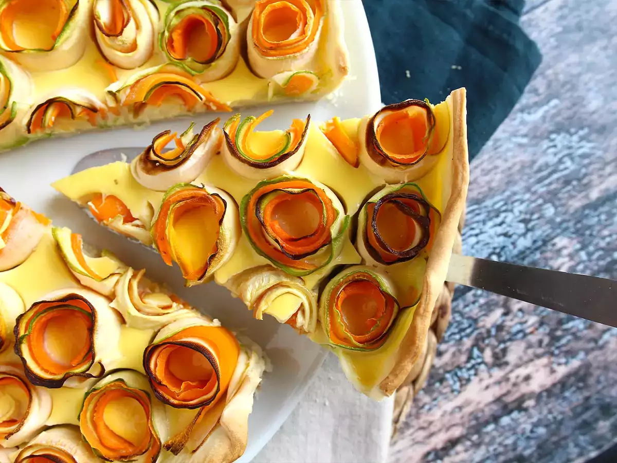 Rózsaszín cukkini és sárgarépa quiche