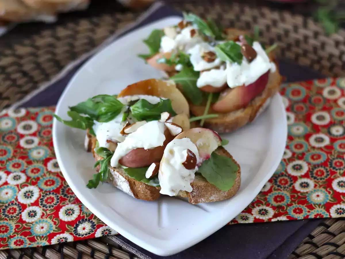 Rukkola, sült barack és burrata pirítóson: a tökéletes édes és sós kombináció! - fotó 2
