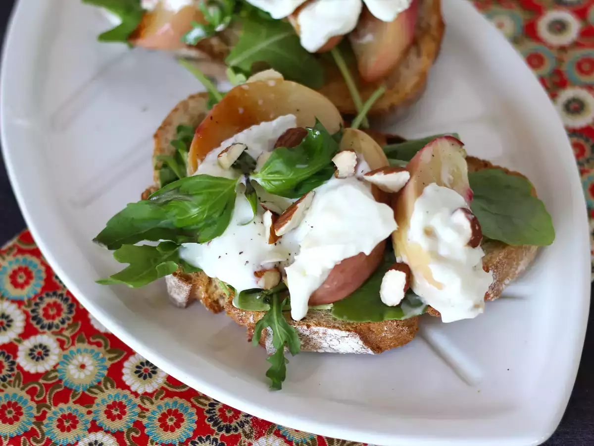 Rukkola, sült barack és burrata pirítóson: a tökéletes édes és sós kombináció! - fotó 3
