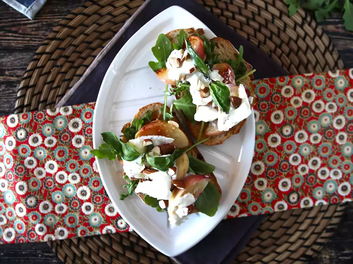 Rukkola, sült barack és burrata pirítóson: a tökéletes édes és sós kombináció! - fotó 4