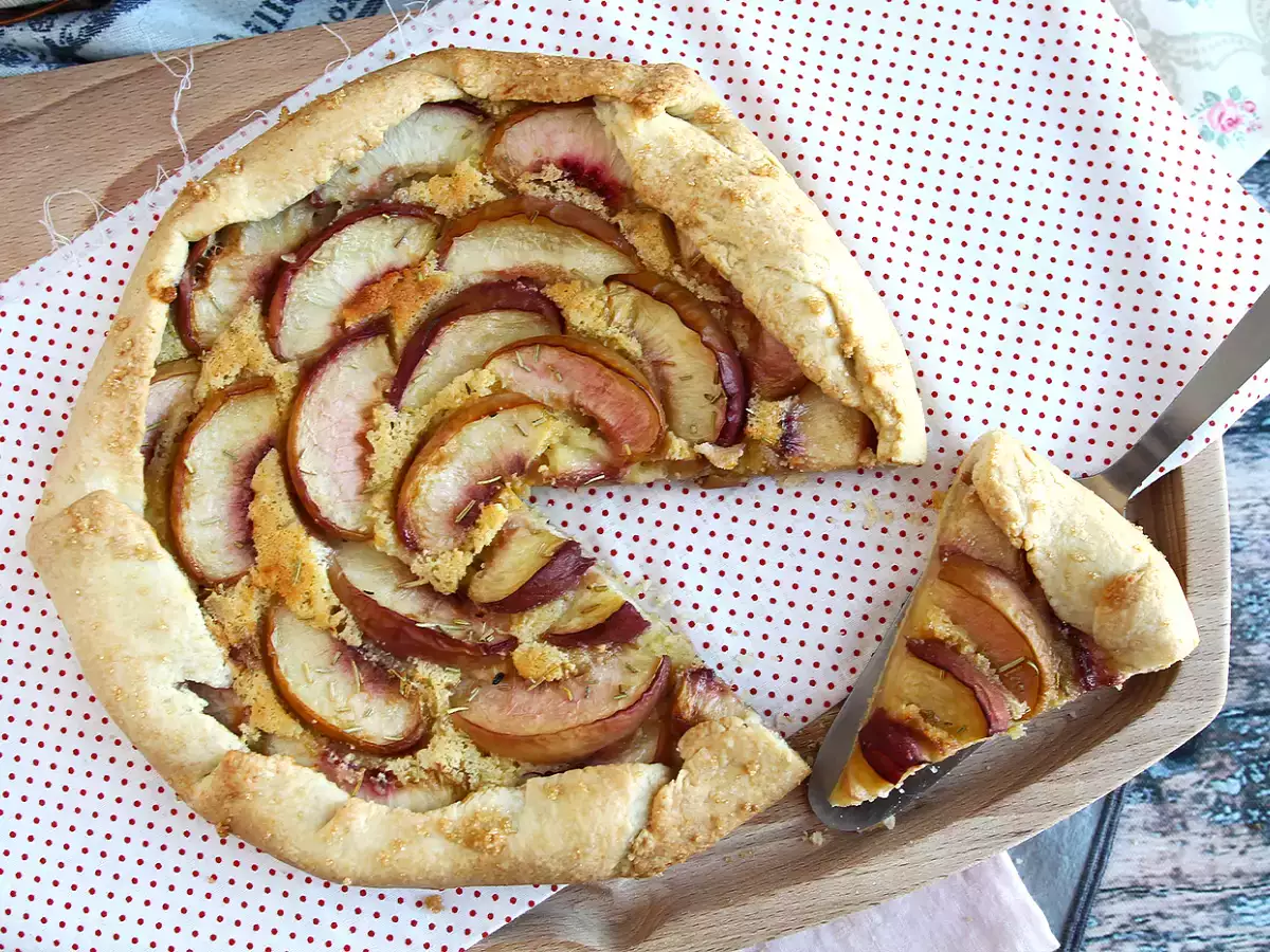 Rusztikus barackos és rozmaringos torta