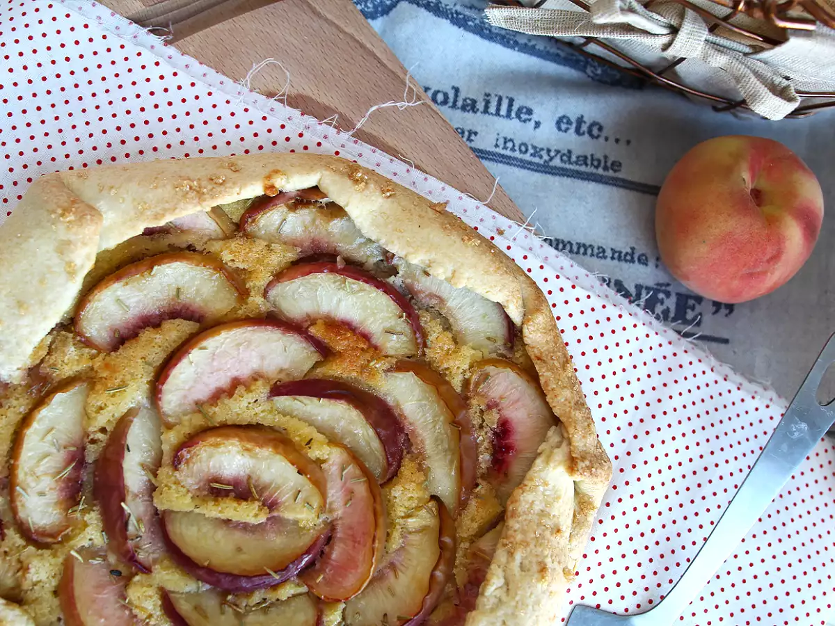 Rusztikus barackos és rozmaringos torta - fotó 2