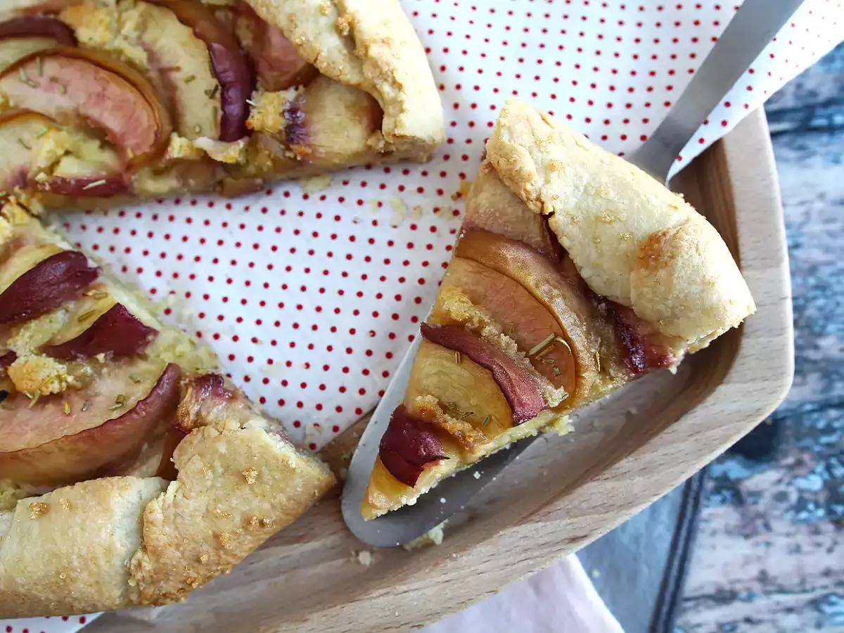Rusztikus barackos és rozmaringos torta - fotó 3