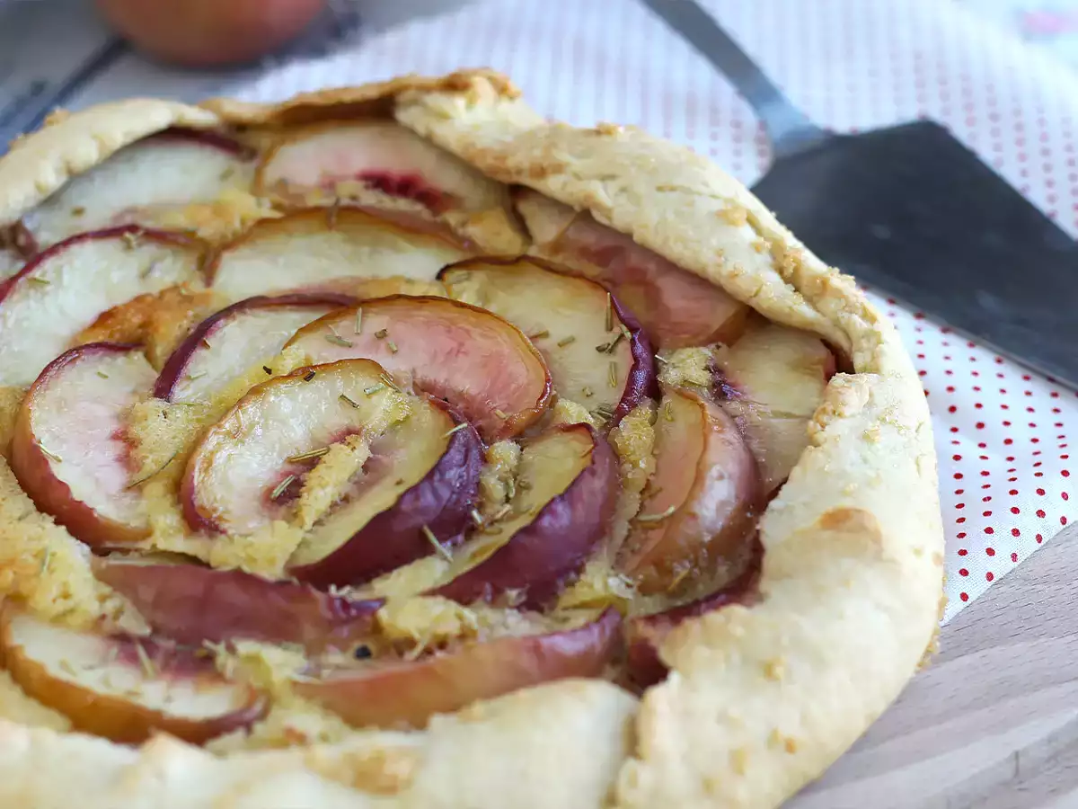 Rusztikus barackos és rozmaringos torta - fotó 5