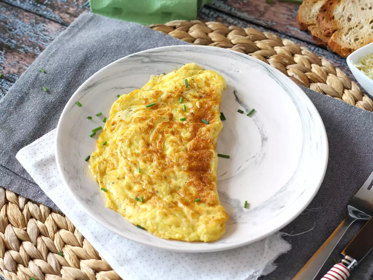 Sajtos omlett, az expressz recept 5 perc alatt kész! - fotó 2