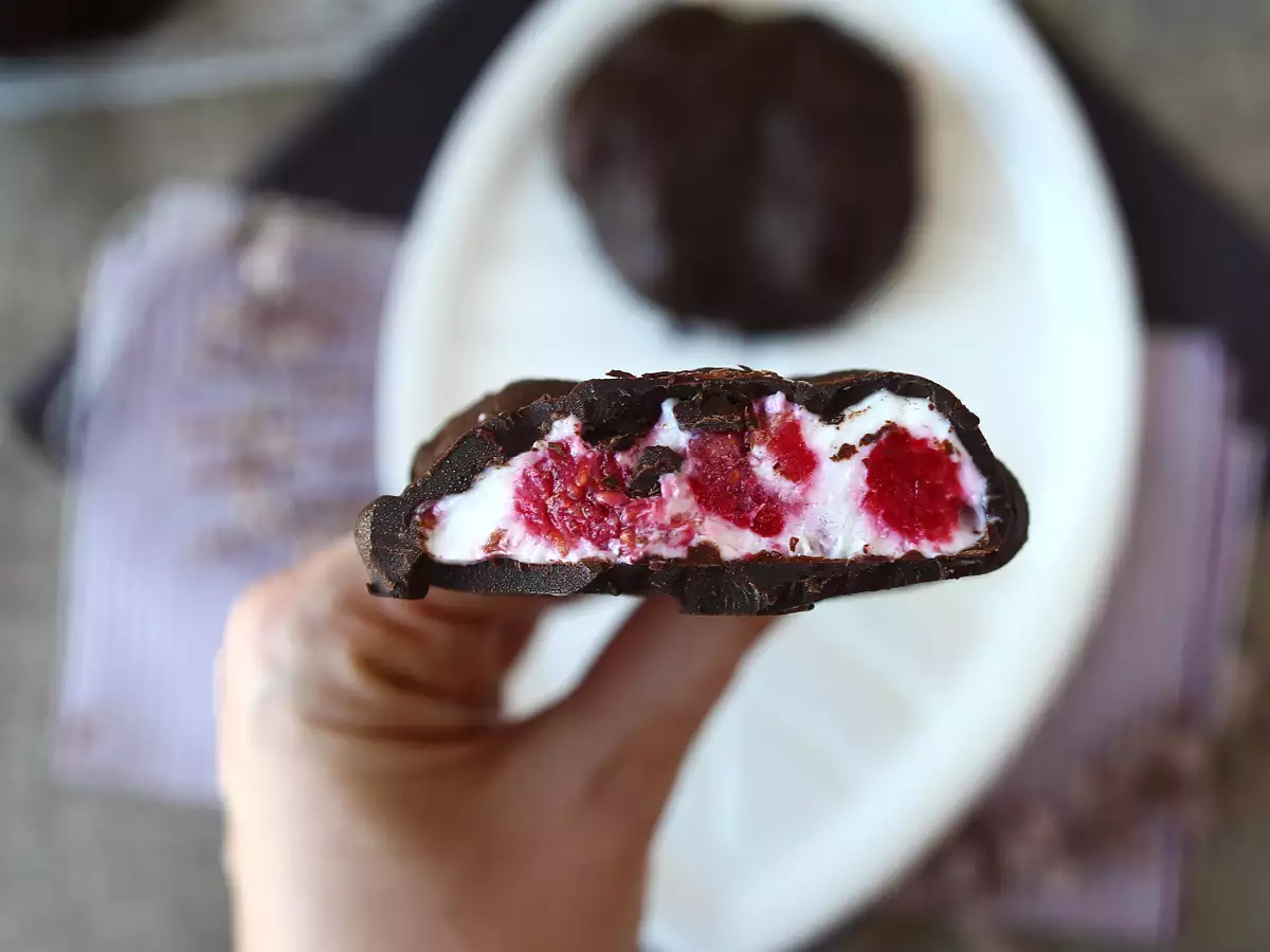 Skyr, málna és csokoládé fagylalt. Az egészséges nassolnivaló a napsütéses napokra! - fotó 2