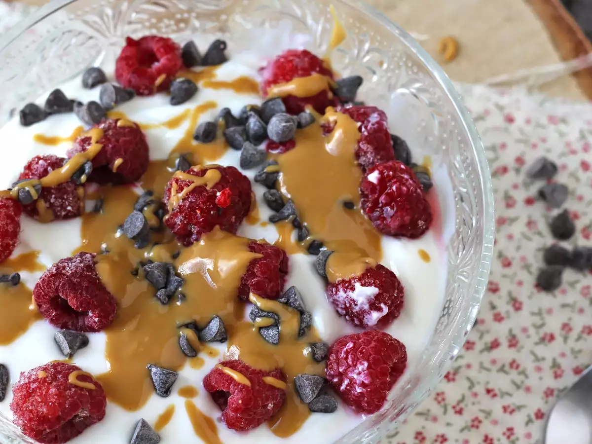 Skyr tál piros gyümölccsel, mogyoróvajjal és csokoládéval - fotó 2